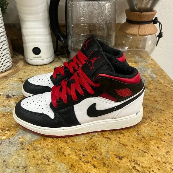 Jordan 1 size 5 - Picture 3 of 10